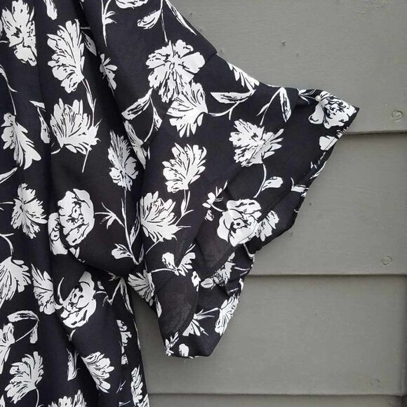 Premise Woman Black White Floral V Neck Blouse Bell Sleeves size 1X - Picture 5 of 11